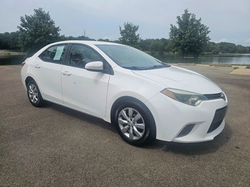 Used 2015 Toyota Corolla LE FWD image 2
