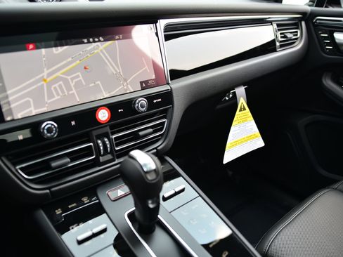 Used 2026 Porsche Macan image 32