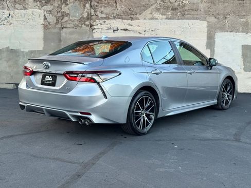 Used 2022 Toyota Camry SE image 4