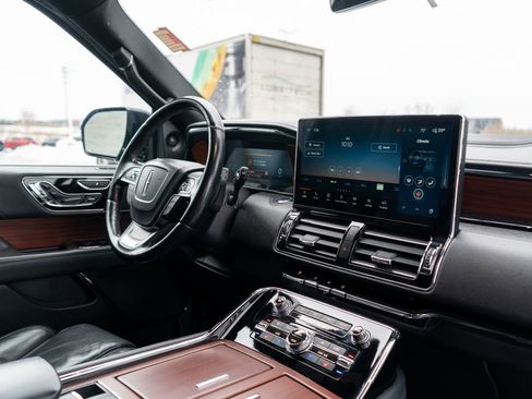 Used 2023 Lincoln Navigator Reserve image 12