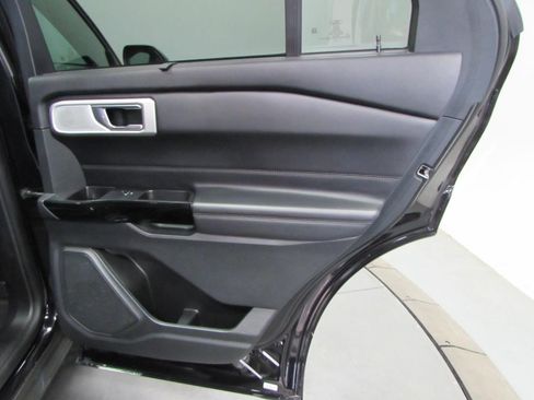 Used 2022 Ford Explorer Platinum w/ Equipment Group 601A AWD/4WD image 19