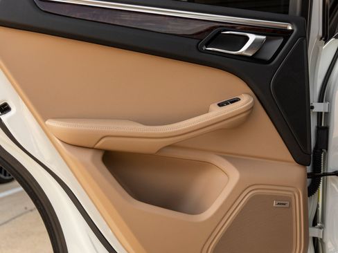 Certified 2024 Porsche Macan AWD/4WD image 33