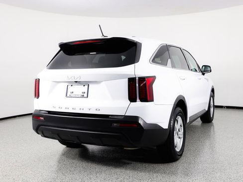 Used 2022 Kia Sorento LX image 9