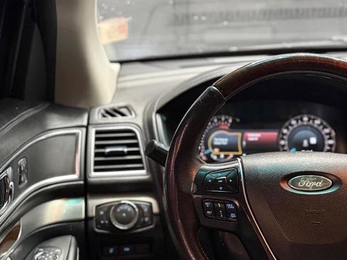 Used 2016 Ford Explorer Platinum image 10