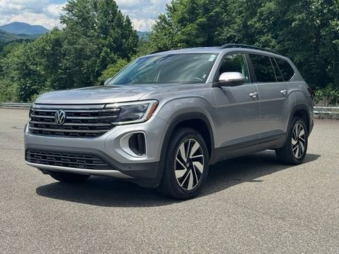Used 2025 Volkswagen Atlas SE FWD image 3