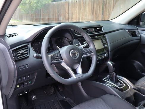 Used 2017 Nissan Rogue SV w/ SV Premium Package AWD/4WD image 15