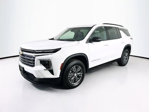 Used 2025 Chevrolet Traverse LT image 3
