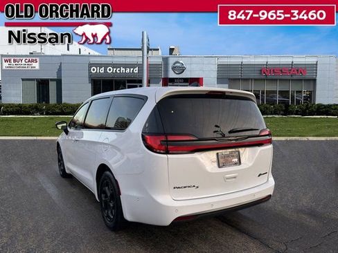 Used 2024 Chrysler Pacifica Limited FWD image 8