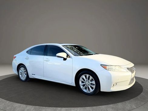 Used 2013 Lexus ES 300h w/ Luxury Pkg FWD image 2