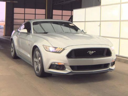Used 2015 Ford Mustang GT RWD image 4