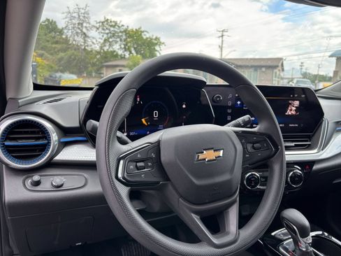 Used 2025 Chevrolet Trax LT FWD image 33