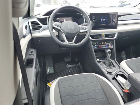 Used 2025 Volkswagen Taos SE image 11