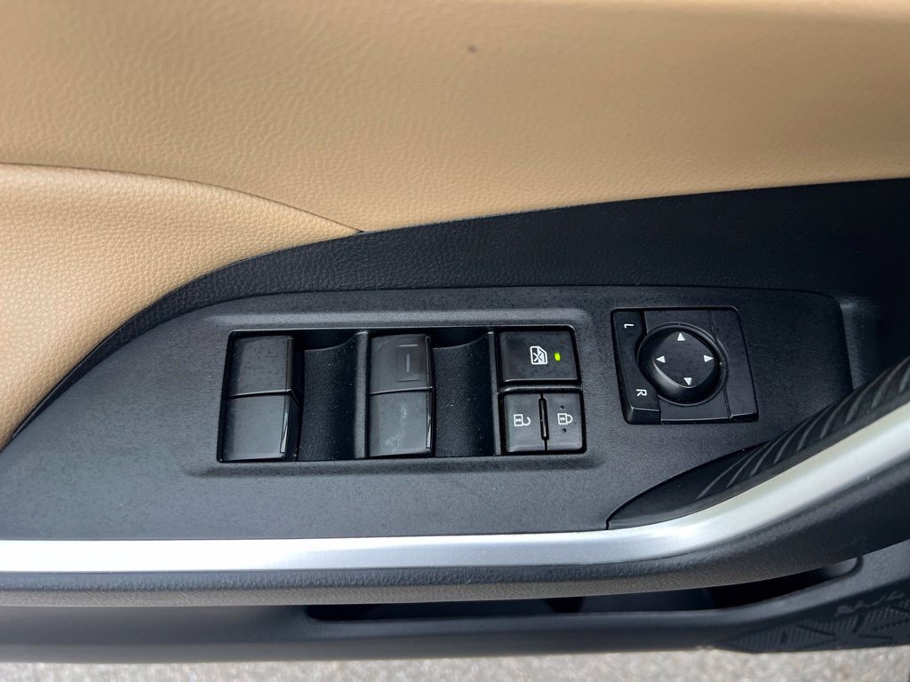 Used 2021 Toyota RAV4 XLE w/ Convenience Package FWD image 43