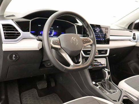 Used 2025 Volkswagen Taos SE FWD image 15