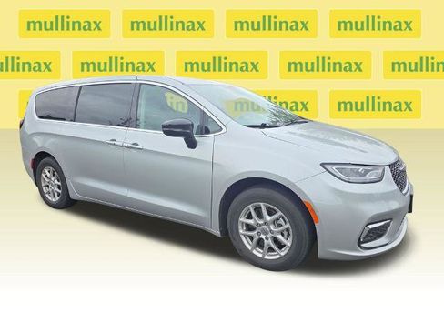 Used 2024 Chrysler Pacifica Touring-L FWD image 1