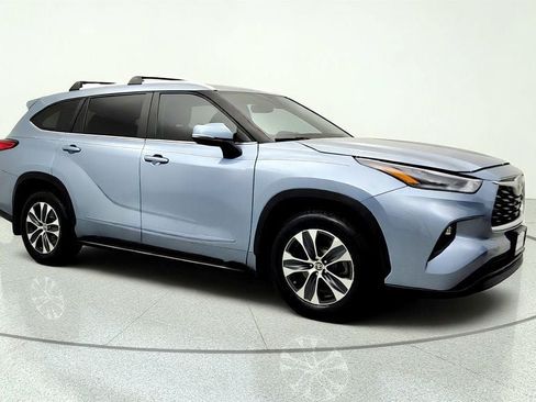 Used 2023 Toyota Highlander XLE AWD/4WD image 3