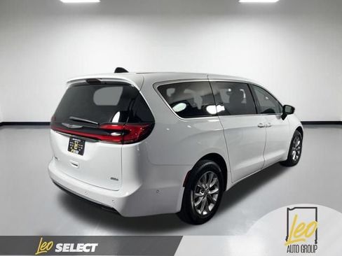Used 2024 Chrysler Pacifica Touring-L AWD/4WD image 5