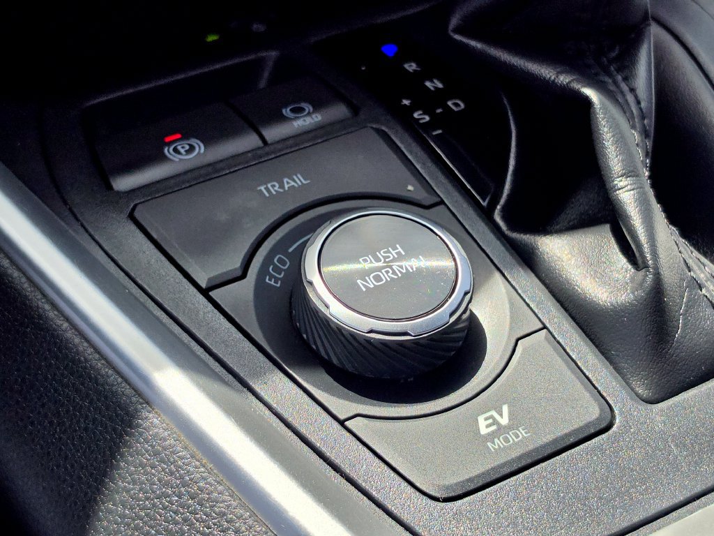 Used 2020 Toyota RAV4 XSE AWD/4WD image 25