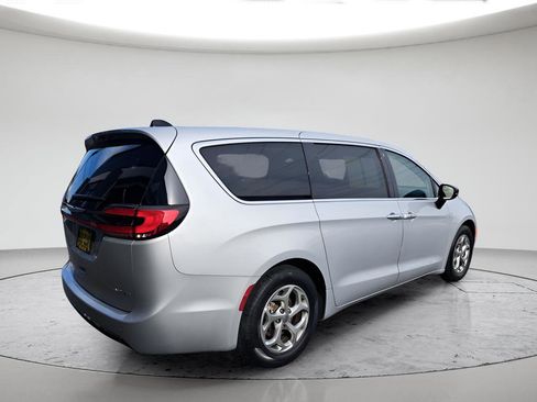 Used 2024 Chrysler Pacifica Limited FWD image 5