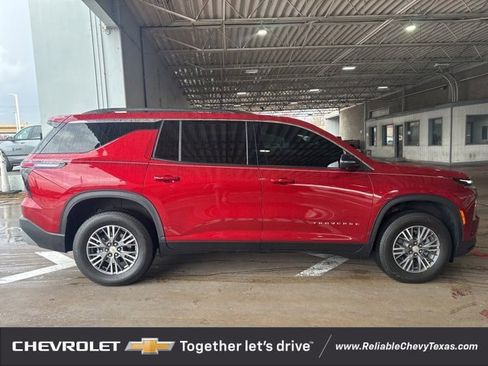 Certified 2025 Chevrolet Traverse LT w/ Driver Confidence Package image 8