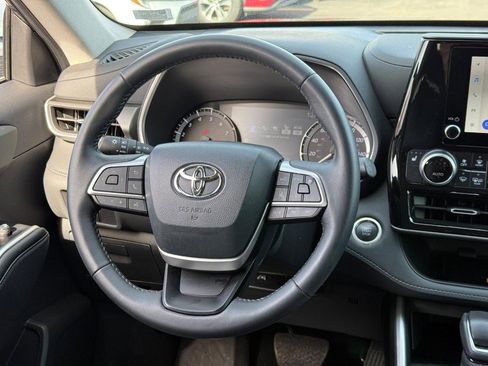 Used 2024 Toyota Highlander LE image 14