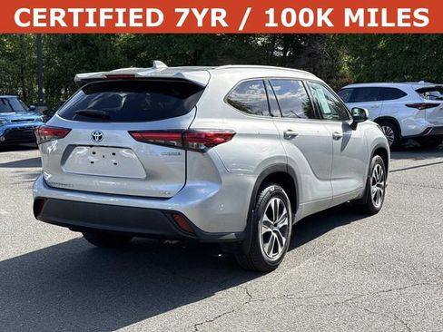 Used 2022 Toyota Highlander XLE AWD/4WD image 2