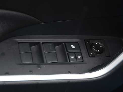 Used 2019 Toyota RAV4 LE FWD image 10