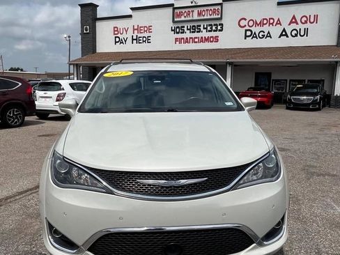 Used 2017 Chrysler Pacifica Touring-L Plus w/ Advanced Safetytec Group image 2