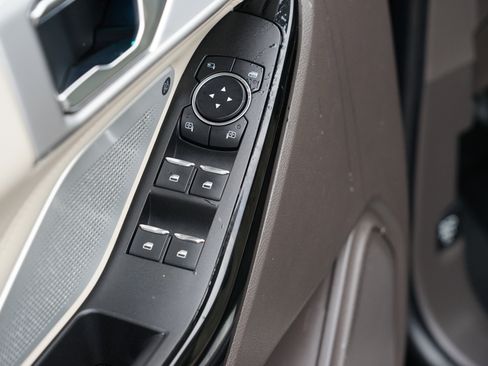 Used 2022 Ford Explorer Platinum image 18