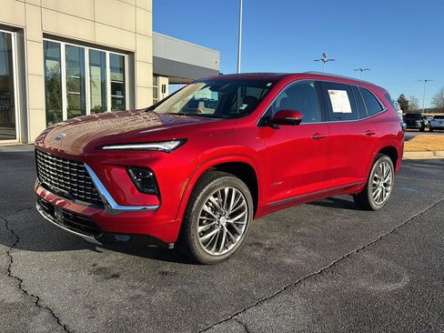 Used 2025 Buick Enclave Avenir image 2