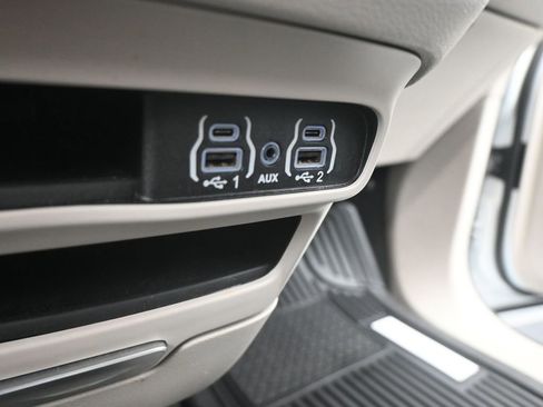 Used 2023 Chrysler Pacifica Touring-L image 15