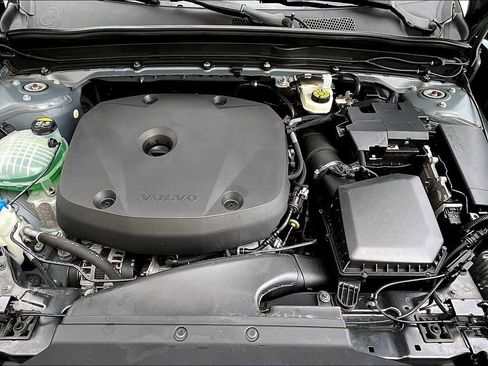 Used 2022 Volvo XC40 T5 Momentum image 29