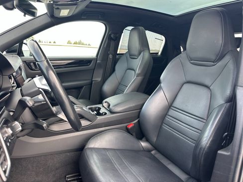 Used 2022 Porsche Cayenne Coupe image 5