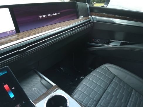 Used 2025 Cadillac Escalade ESV Sport Platinum AWD/4WD image 21