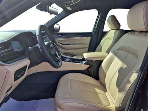 Used 2023 Jeep Grand Cherokee Limited w/ Luxury Tech Group II image 9