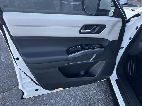 Used 2022 Nissan Pathfinder SL w/ Cargo Package image 10