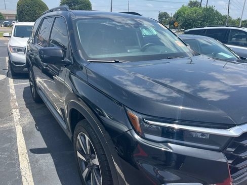 Used 2025 Honda Pilot Touring image 3
