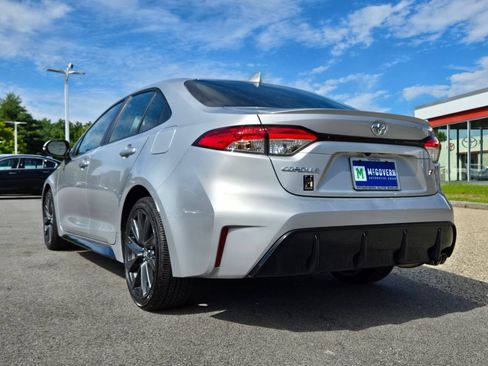 Used 2023 Toyota Corolla SE w/ SE Premium Package FWD image 3