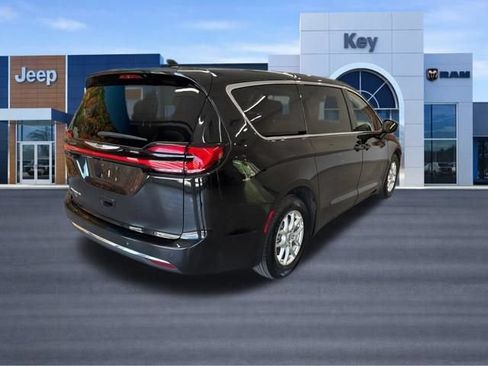 Used 2023 Chrysler Pacifica Touring-L FWD image 7