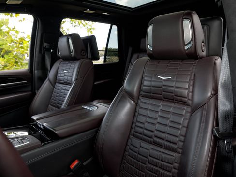 Used 2021 Cadillac Escalade Premium Luxury Platinum RWD image 31