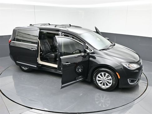 Used 2018 Chrysler Pacifica Touring-L image 38