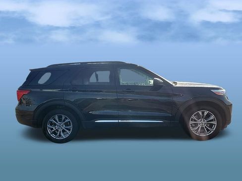 Certified 2023 Ford Explorer XLT w/ Equipment Group 202A AWD/4WD image 9