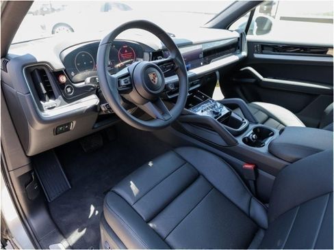 New 2025 Porsche Cayenne image 4
