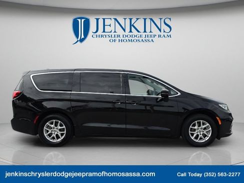 Used 2024 Chrysler Pacifica Touring-L FWD image 3
