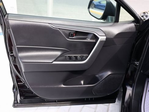 Used 2019 Toyota RAV4 LE image 10
