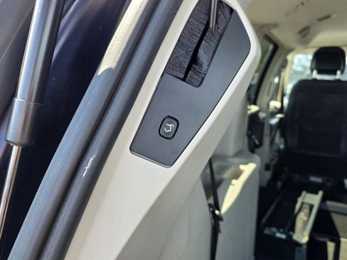 Used 2015 Chrysler Town & Country Touring w/ Driver Convenience Group FWD image 20