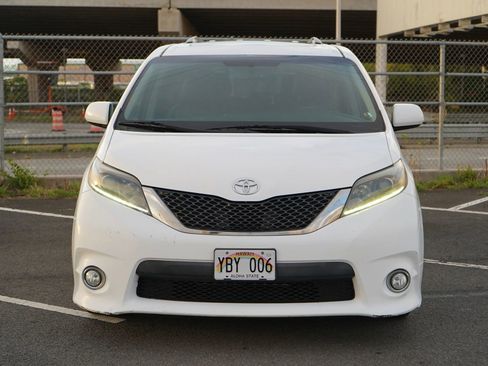 Used 2015 Toyota Sienna SE Premium image 4