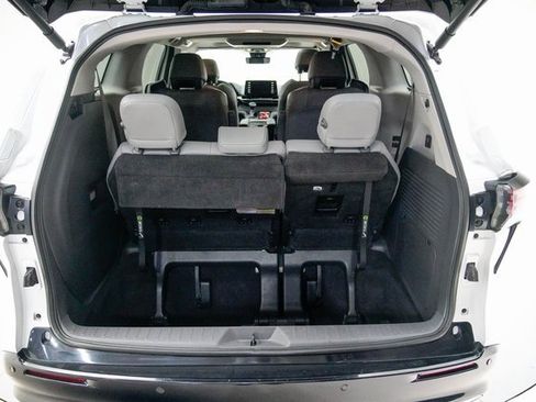 Used 2022 Toyota Sienna Limited image 13
