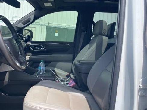 Used 2022 Chevrolet Tahoe Z71 w/ Luxury Package AWD/4WD image 2