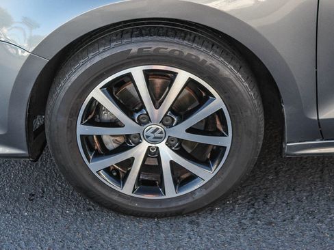 Used 2017 Volkswagen Jetta SE image 6